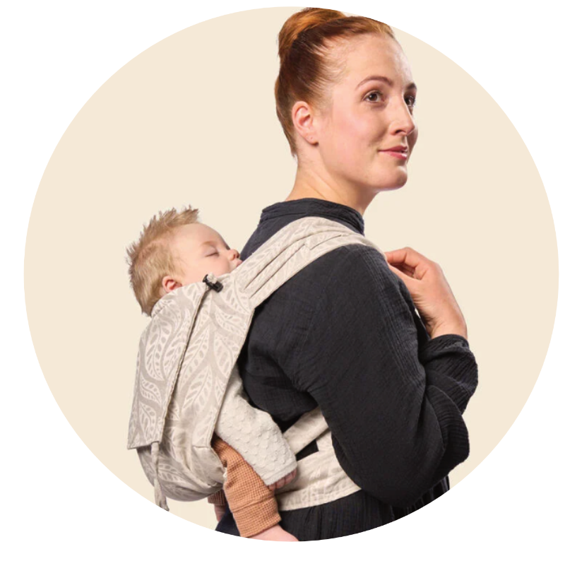 Tragen auf dem Rücken Frau mit Baby in Tragehilfe