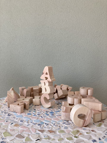 Holzbuchstaben Alphabet aus Arvenholz