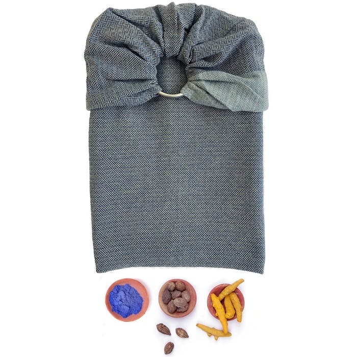 Mama Nuka Ring Sling aus pflanzlich gefärbter Bio-Baumwolle ALVA