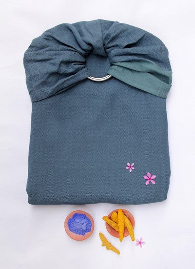 Mama Nuka Ring Sling aus pflanzlich gefärbter Bio-Baumwolle UNDINE